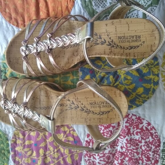 Kenneth Cole Reaction 'Swirl Up' Metallic girls sandals, size 3 - Picture 2 of 11